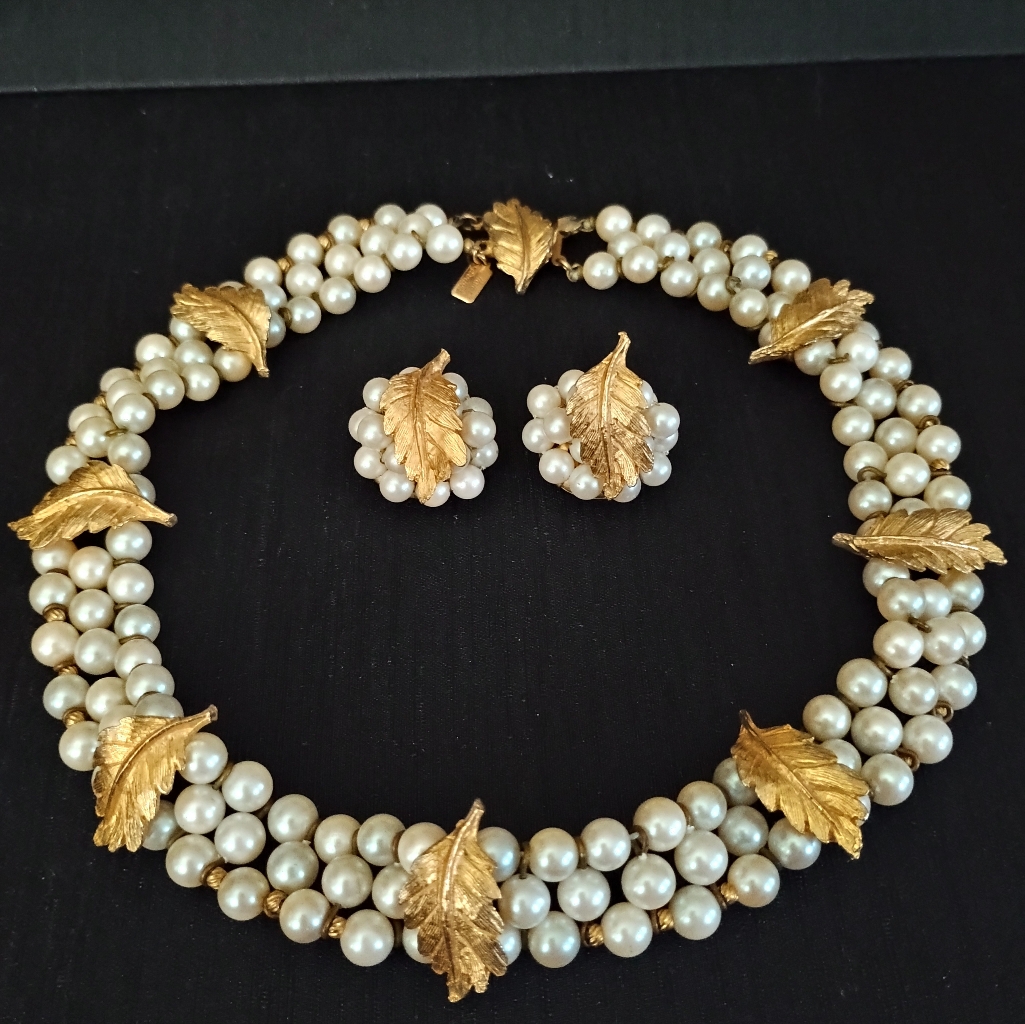 Hattie Carnigie Beautiful Ornate Leaf And Faux Pearl Necklace And Earrings 200$